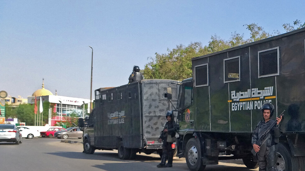 مصر.. النائب العام يأمر بحبس طبيب وموظف في قضية