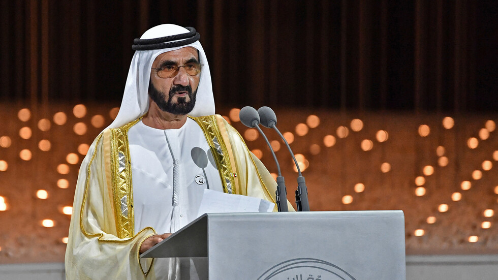 حاكم دبي يتجول بالدراجة الهوائية في موقع "إكسبو 2020 دبي" (صور)