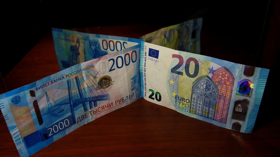 للمرة الأولى في نحو شهر.. اليورو ينخفض إلى دون مستوى 86 روبلا