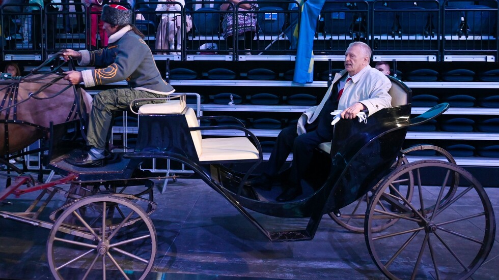 أحصنة "جيرونوفسكي" تجفل من جمهور غفير