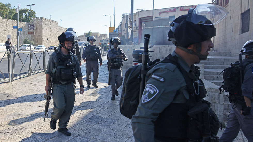 القوات الإسرائيلية تطلق النار على فلسطيني بعد طعنه لإسرائيليين قرب محطة الحافلات المركزية بالقدس