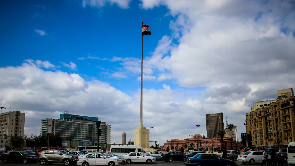 لافتة إعلان تثير جدلا كبيرا في مصر (صور)