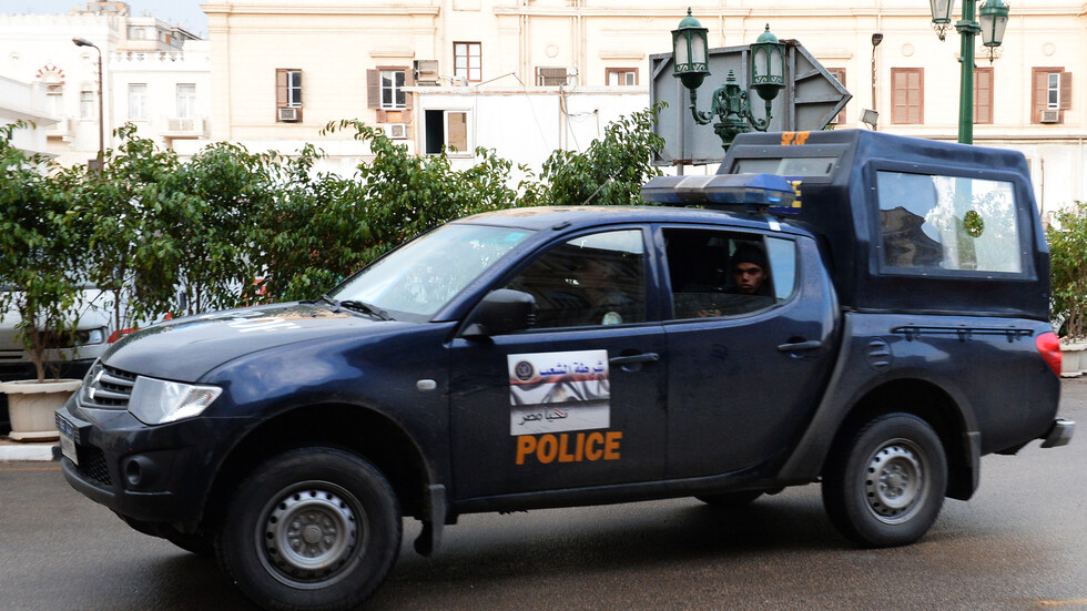 النيابة المصرية تصدر قرارا بشأن قضية طبيب طالب ممرضا بالسجود.. ومحامي المتهم يكشف تفاصيل جديدة