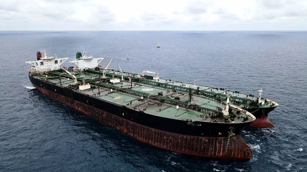 موقع تتبع ينشر صورة جوية "تظهر" إفراغ الوقود الإيراني في مرفأ بانياس السوري