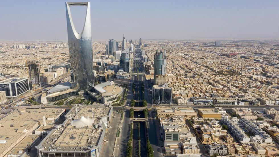 السعودية توقع مذكرة تفاهم مع شركة "فايزر" لتصنيع لقاحات فيروسية وجينية