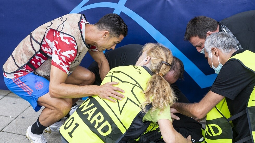 رونالدو يطيح بامرأة أرضا (صور)