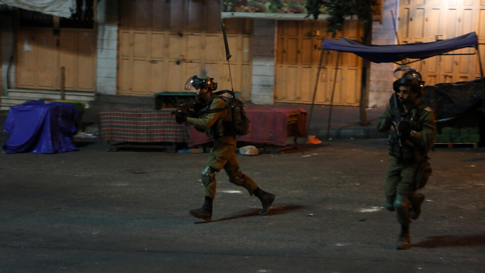 مستوطنون يعتدون على منازل في الخليل