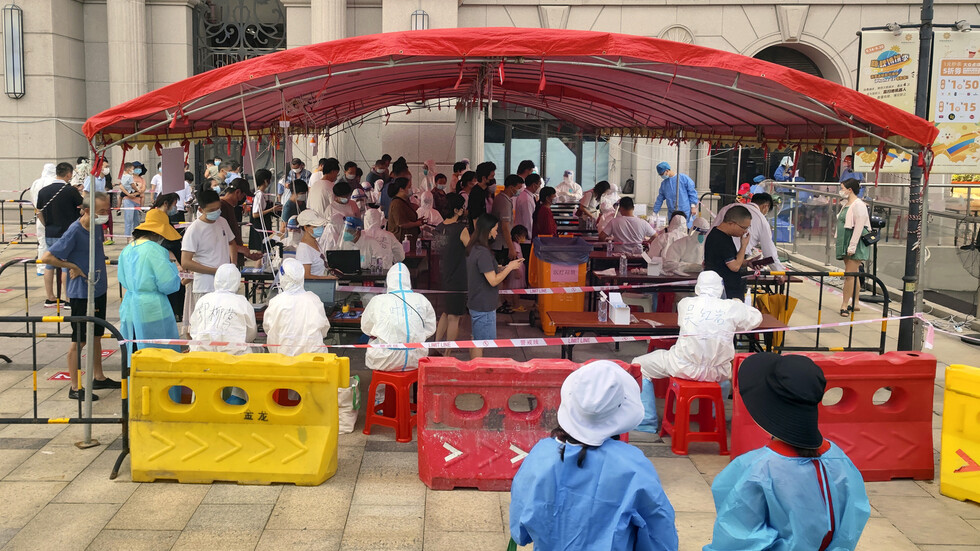 الصين تفرض عمليات إغلاق محلية مع تصاعد الإصابات بكورونا