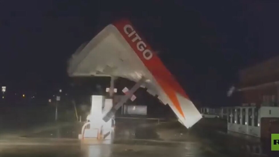 شاهد.. عاصفة نيكولاس تسقط محطة وقود في ولاية تكساس الأمريكية