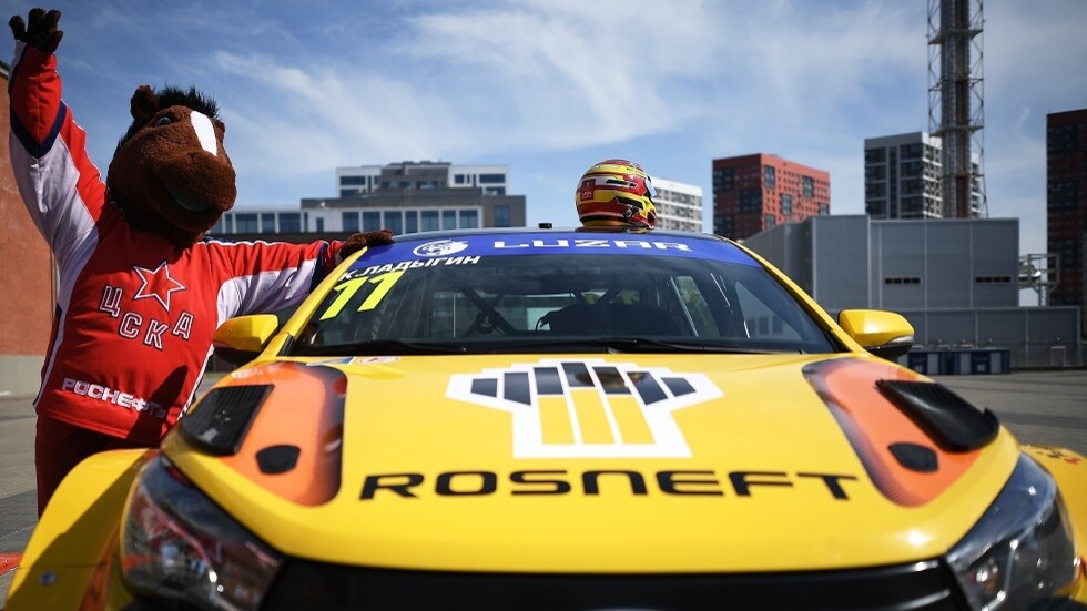 سهم "روس نفط" الروسية يبلغ مستوى تاريخيا