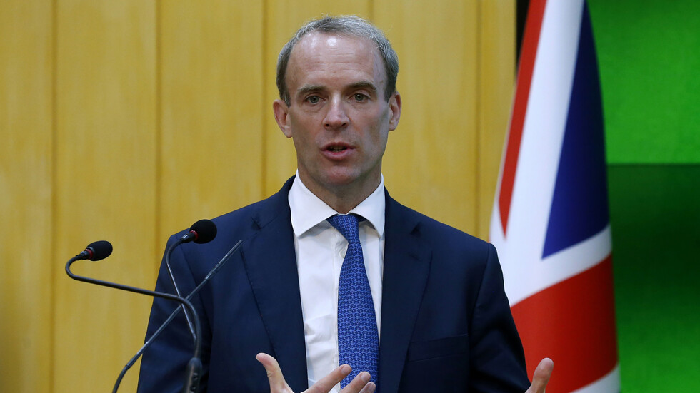 جونسون يعفي دومينيك راب من حقيبة الخارجية ويكلفه بوزارة العدل