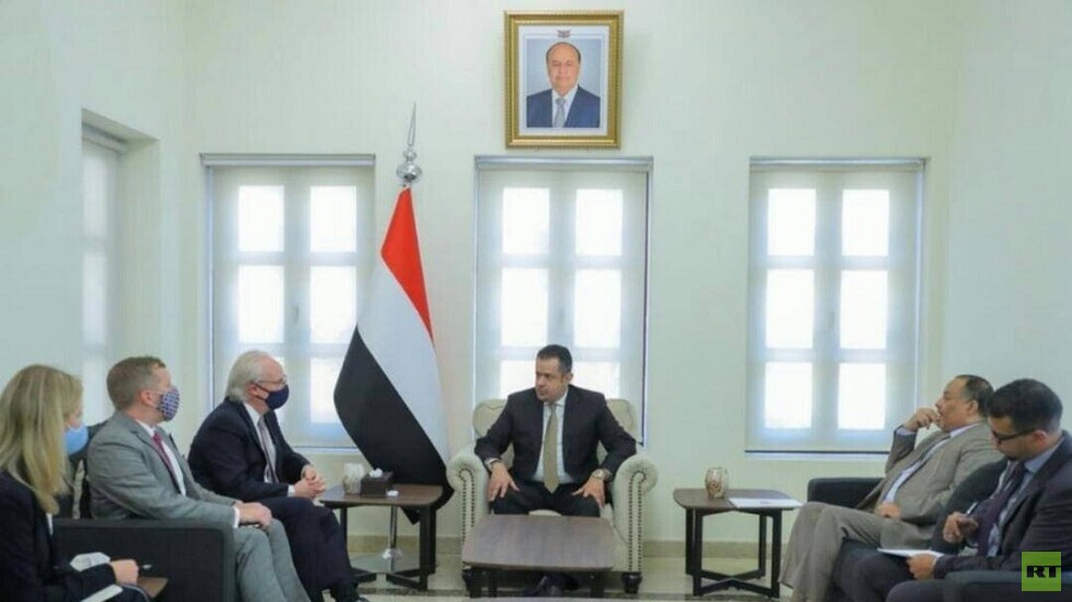 اليمن.. رئيس الوزراء يستقبل المبعوث الأمريكي ويؤكد ضرورة الوقف الفوري للتصعيد العسكري