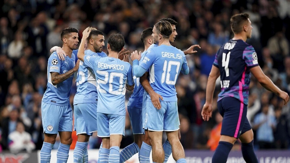 شاهد.. مدافع يسجل هدفا في مرماه بطريقة غريبة