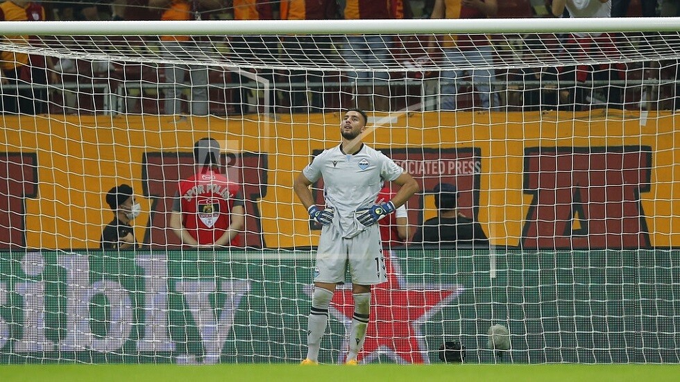 شاهد.. حارس مرمى لاتسيو يسجل هدفا في مرماه بخطأ فادح!