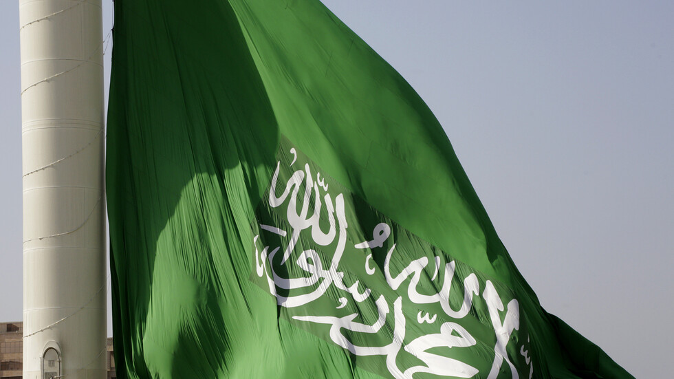 السفير السعودي في لبنان غادر بشكل عاجل إلى الرياض