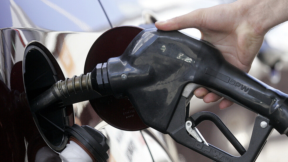 ارتفع بأكثر من 6 مرات في عام.. كيف تغيرت أسعار البنزين في لبنان؟