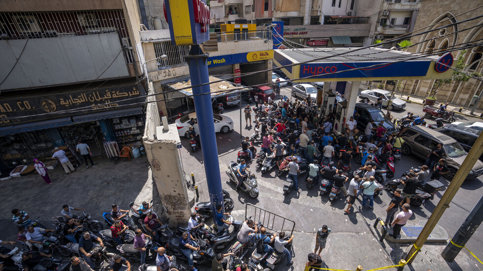 خبير اقتصادي يتحدث لـRT حول قرار رفع أسعار الوقود في لبنان: ننتظر 