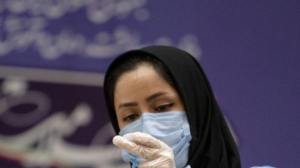 الصحة الإيرانية تعلن أنها ستستغني عن واردات لقاح كورونا قريبا