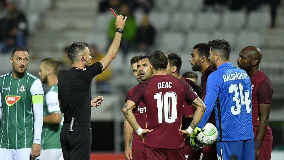 شاهد.. لاعب يلمس الكرة 3 مرات بيده لمنعها من دخول المرمى بطريقة 