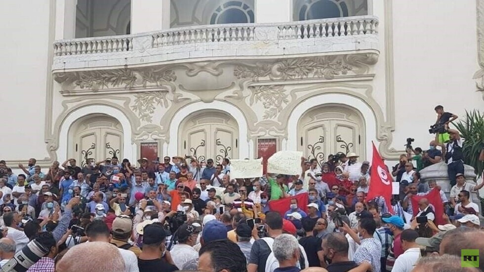 مظاهرات في تونس العاصمة بين مندد بقرارات الرئيس وداعم لها