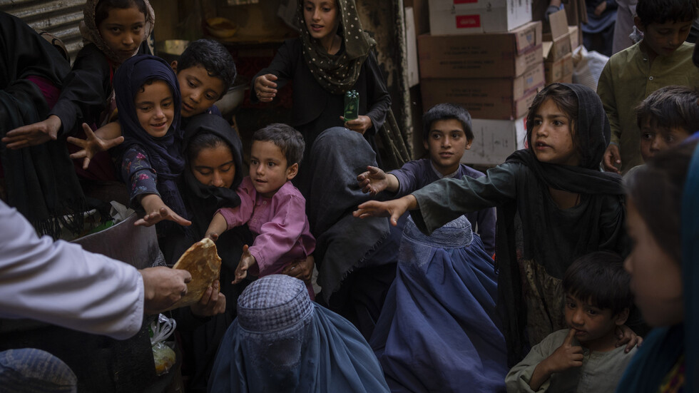 طالبان: البنات في أفغانستان سيعودن إلى المدارس قريبا