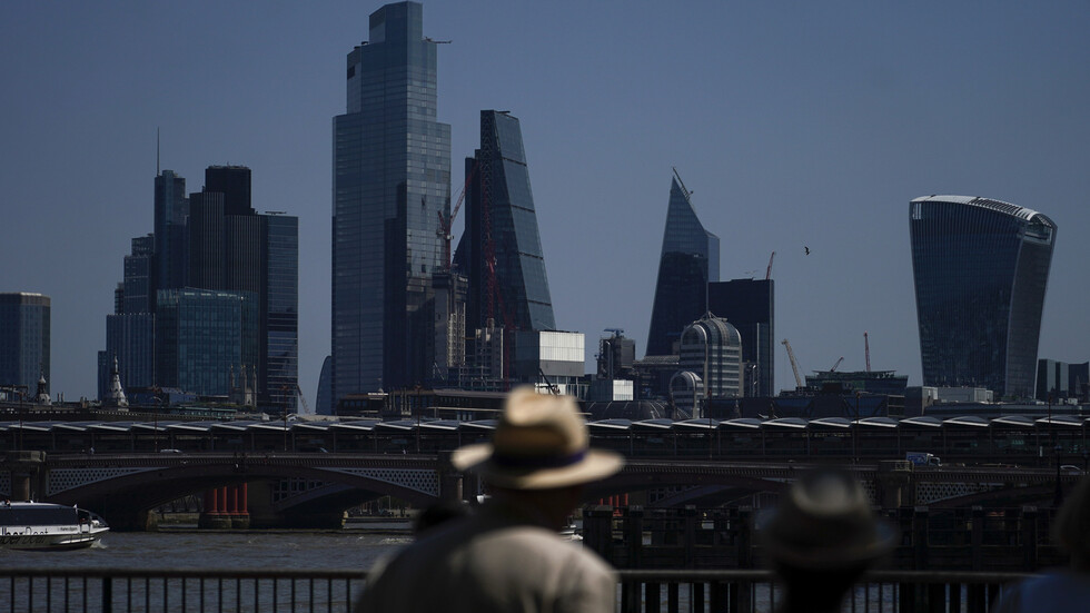 بريطانيا تسجل 30144 إصابة و164 وفاة جديدة بكورونا