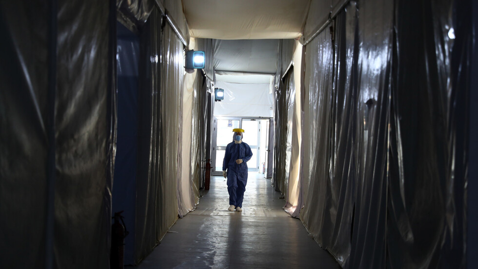 مصر.. 5 ممرضات يسرقن مجوهرات لمتوفية بكورونا في مستشفى والسلطات تتدخل