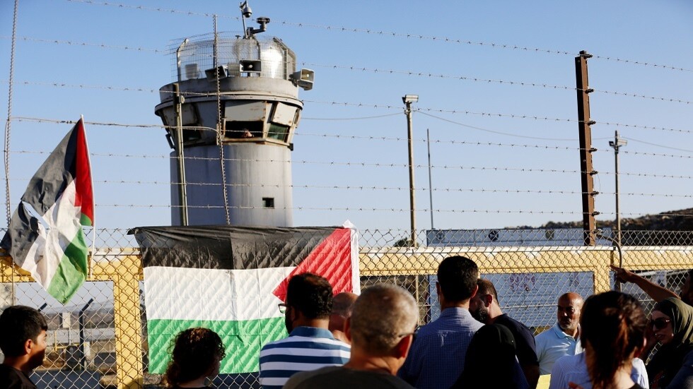 نادي الأسير الفلسطيني: 100 أسير يدخلون إضرابا احتجاجا على التنكيل والتضييقات بحق الأسرى