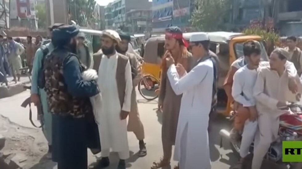 شاهد.. عناصر طالبان يعاقبون رجلا سرق هاتفا جوالا في ساحة عامة