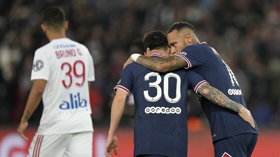 شاهد.. نيمار يحرم ميسي من هدفه الأول بقميص باريس سان جيرمان قبل مغادرة الملعب