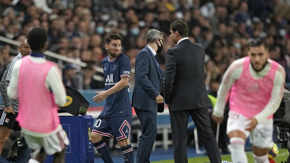 بوكيتينو يكشف عن حديثه مع ميسي بعد ظهوره غاضبا أثناء خروجه من الملعب