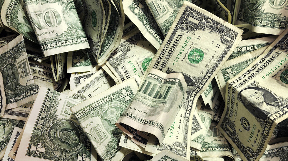 أسعار النفط تتراجع في ظل ارتفاع الدولار