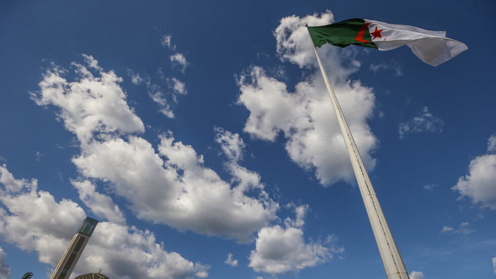 وزير جزائري يشجب حذف صحيفة 