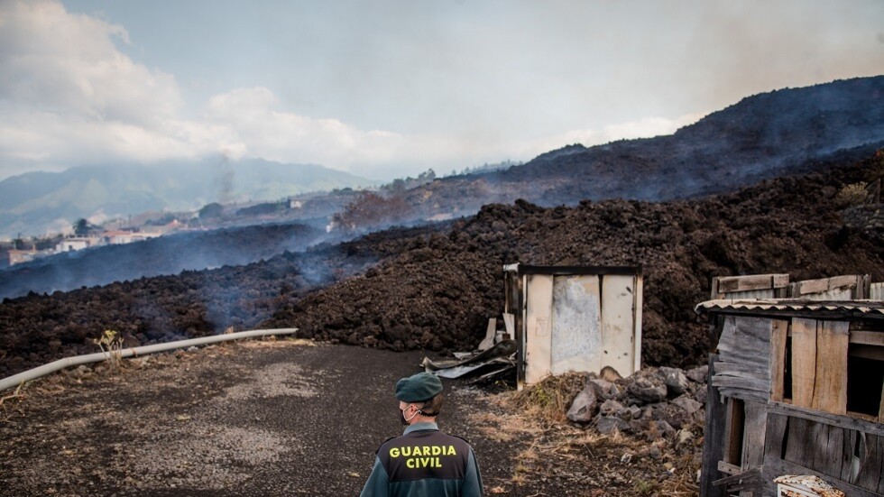 مسؤول إسباني يحذر من انبعاث غازات سامة بعد ثوران بركان لابالما