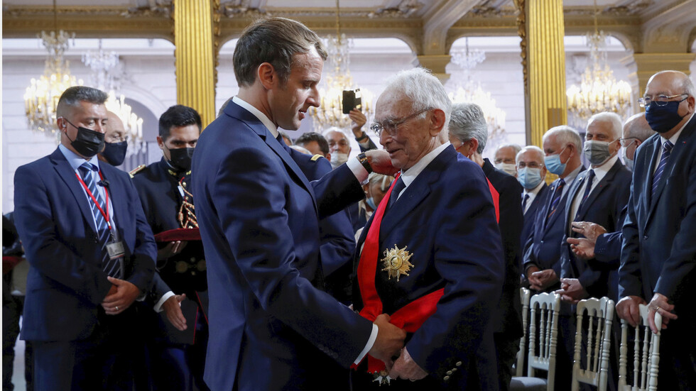 قصة الحركيين الجزائريين الذين طلب منهم ماكرون 