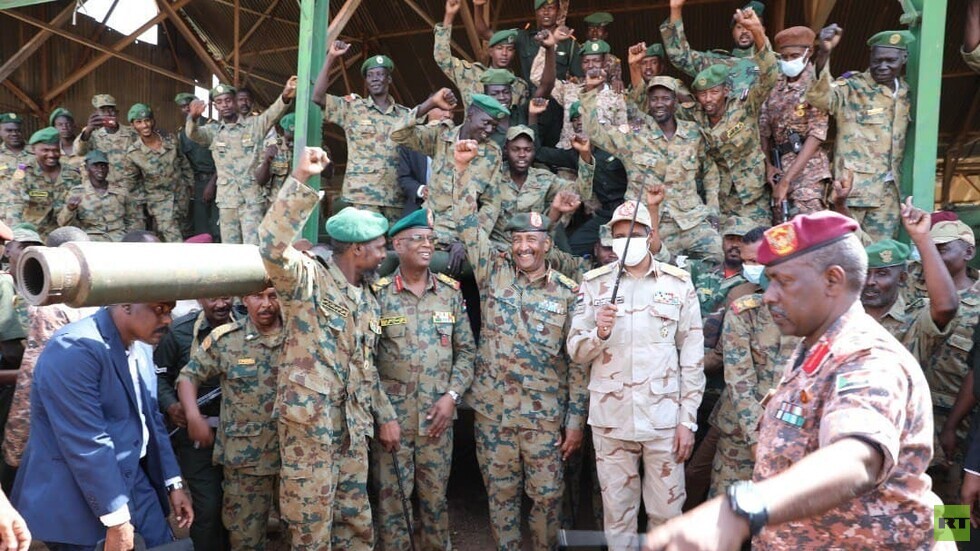 البرهان يزور سلاح المدرعات (صور)