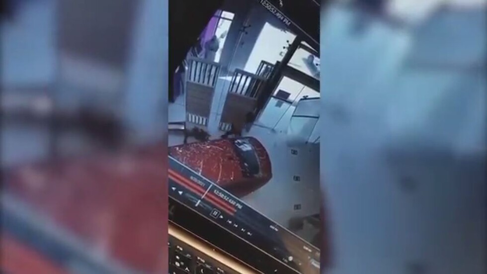 شاهد.. فتاة تقتحم مكتب اتصالات بسيارتها شمال الرياض