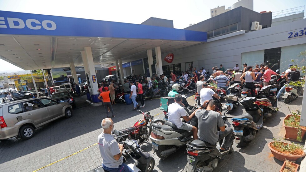 لبنان.. سائق يجتاح محطة وقود بسيارته ويتسبب بأضرار مادية