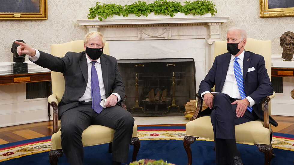 جونسون ممازحا بايدن: أنت إله يمشي على الأرض