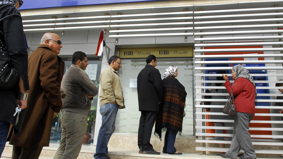 المالية المصرية تعلق على مسألة فرض عمولة على السحب من ماكينة الصراف الآلي