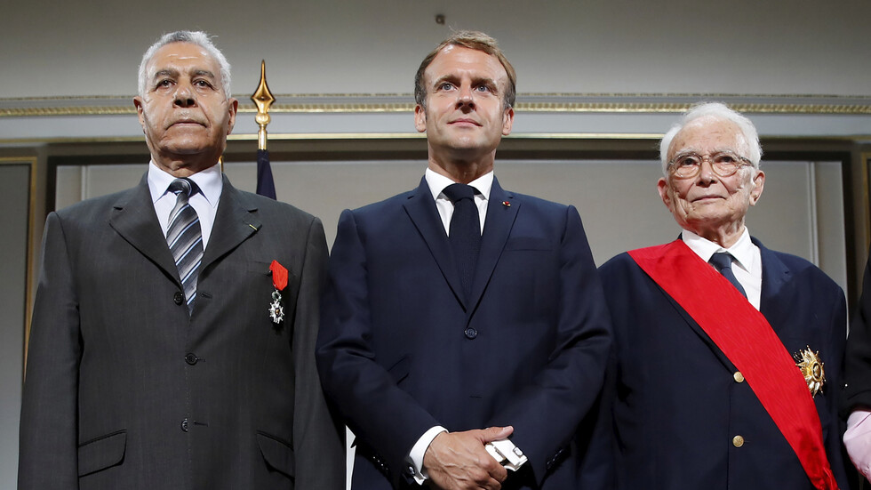 أول تعليق من الجزائر على قرار ماكرون حول الحركيين