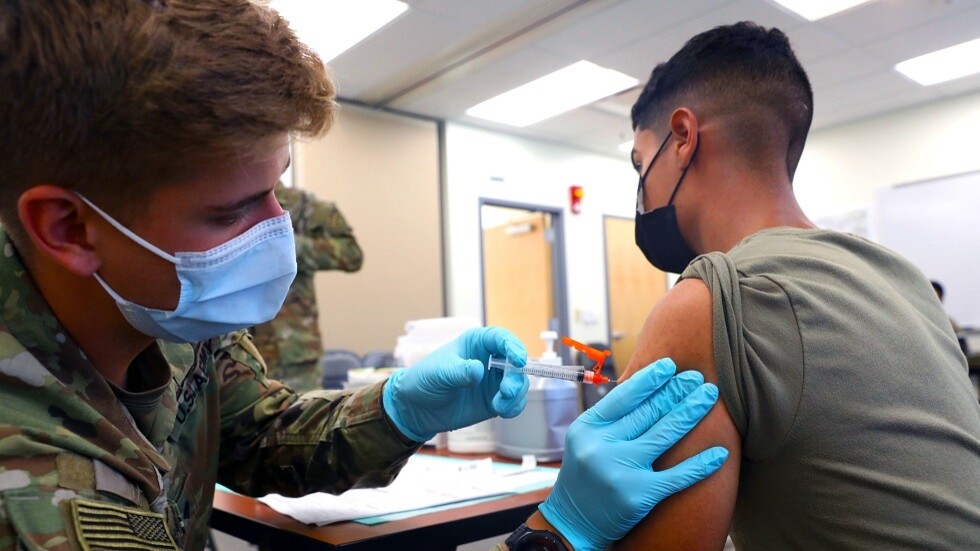 البيت الأبيض يعلن تمسكه بقرارات طرد الجنود الرافضين لتلقي لقاح كورونا