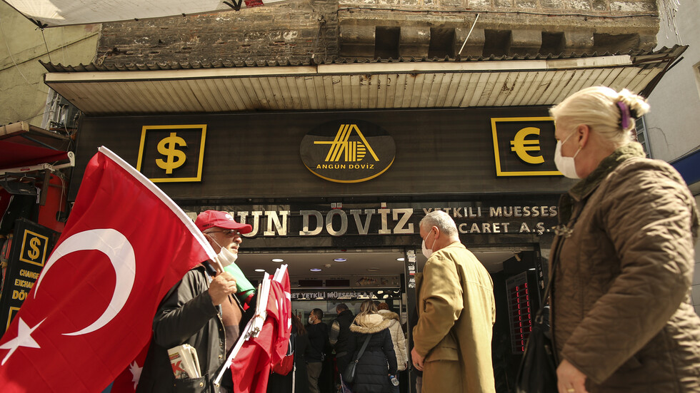 الليرة التركية تهوي إلى أدنى مستوى في التاريخ