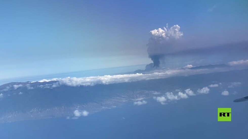 إسبانيا.. ركاب طائرة يصورون عامود الرماد المنفوث من بركان لا بالما