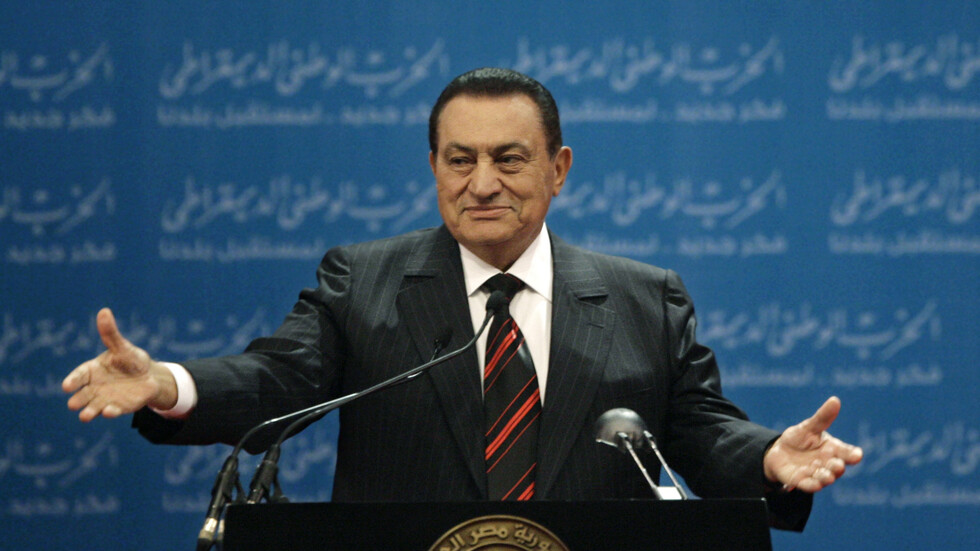 مسؤول مصري سابق يكشف تفاصيل إذاعة بيان تنحي مبارك من