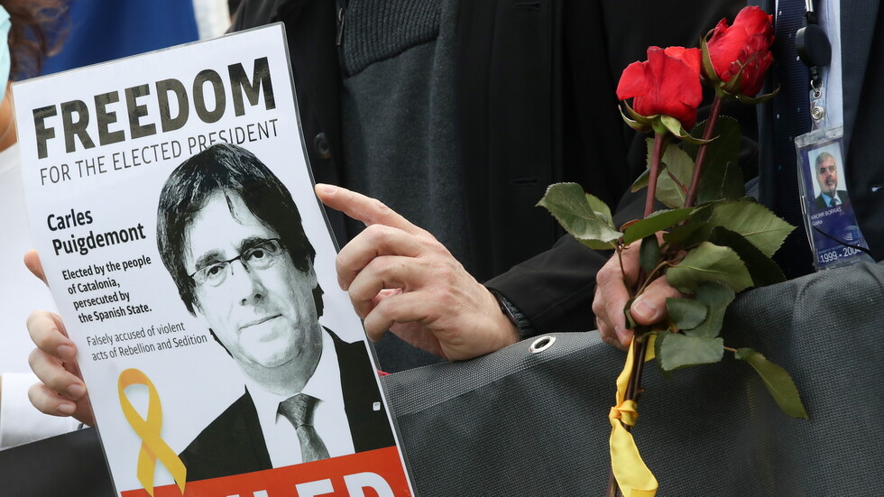 صحيفة: إيطاليا تفرج عن رئيس إقليم كتالونيا السابق كارليس بوتشديمون