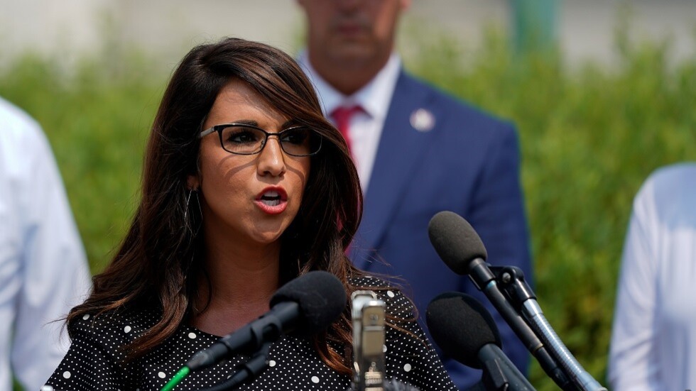 نائبة أمريكية تدعو إلى عزل بايدن ونائبته هاريس