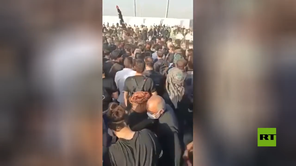 آلاف الإيرانيين يبحثون عن طرق لدخول 