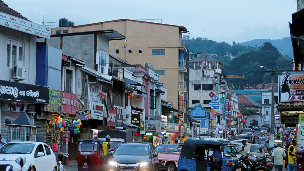 سريلانكا تسعى للحصول على نفط بسعر رخيص من الإمارات