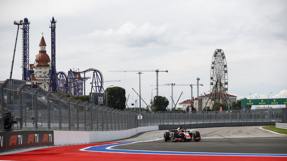 بالفيديو.. الأمطار الغزيرة تتسبب في تأجيل سباق في سوتشي إلى أجل غير مسمى